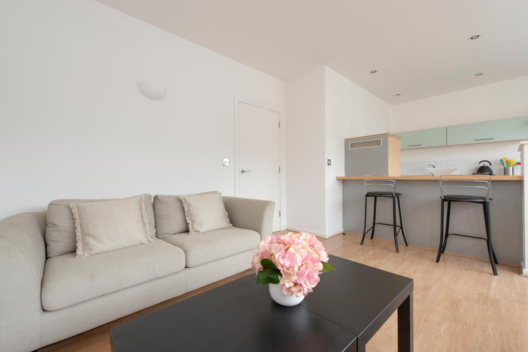 Modern Luxury Apartment By Bow Road Station Londra Exterior foto